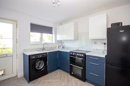 2 bedroom end of terrace house to rent - Photo 3