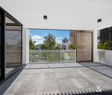 Stunning Three-bedroom apartment looking out to the Maroochydore River - Photo 2