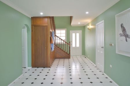 EXPANSIVE FAMILY LIVING WITH ESCARPMENT VIEWS & ENTERTAINER'S APPEAL - Photo 2