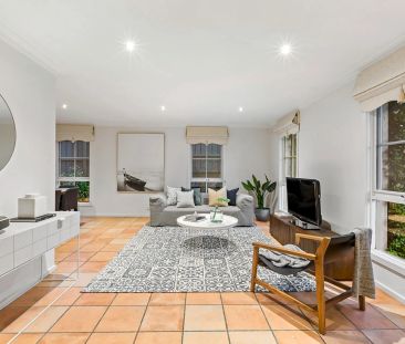 STUNNING BAYVIEWS - PERFECT LOCATION! - Photo 5