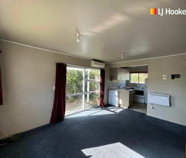 Tidy 4 bedrooom flat - Photo 3