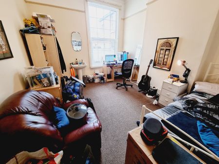 8 Bed Student Accommodation - Photo 3