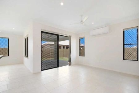 4 bedrooms with room to move! - Photo 2