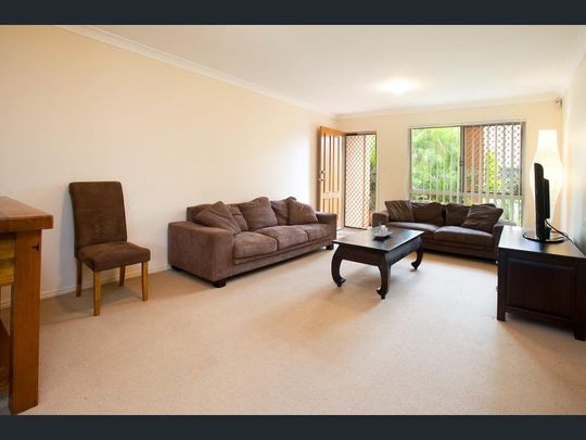 A luxury townhouse. Close to train, bus and schools. 3 Bedrooms Townhouse. - Photo 1
