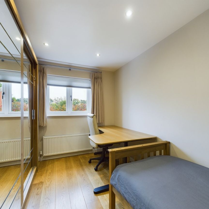 4 bedroom House in Rachaels Lake View, Bracknell - Photo 1
