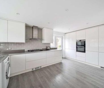 Snowdrop Way, West End, Woking, Surrey, GU24 - Photo 5