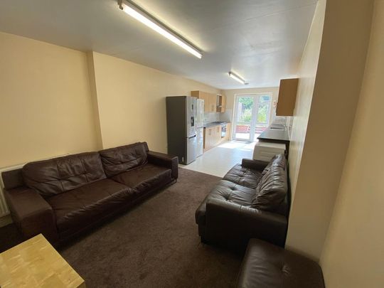 6 bedroom semi-detached house to rent - Photo 1