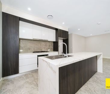 Beautiful & Spacious House Close to Amenities - Photo 5