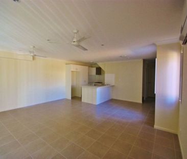 Spacious Townhome + Air Con + Ensuite + Yard!!! - Photo 4