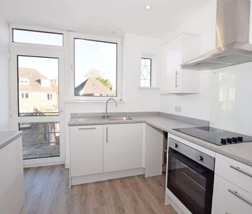 3 bedroom flat to rent - Photo 5