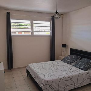 À LOUER - APPARTEMENT T2 MEUBLÉ - LES ABYMES (Secteur Bourg) - Photo 2