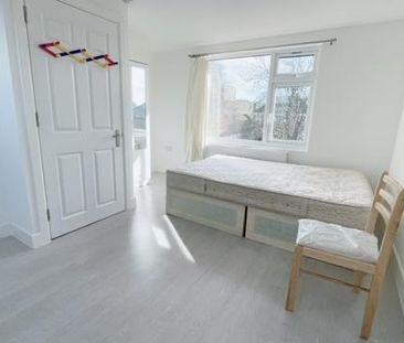 3 bedroom flat to rent - Photo 3