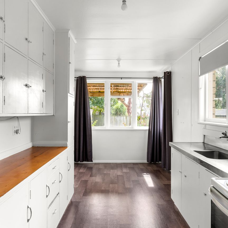 Home in the heart of the popular Elgin suburb - Photo 1