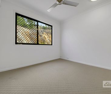 NEAT LOW MAINTENANCE 3 BEDROOM HOME WITH LOCK UP GARAGE - Photo 3