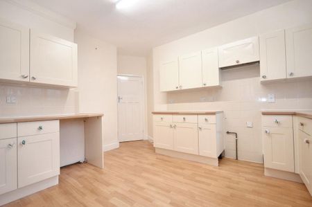 4 bedroom detached house to rent - Photo 2