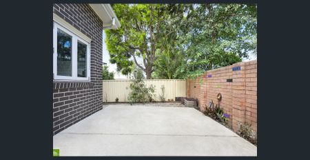 Four Bedroom Townhouse - Photo 5