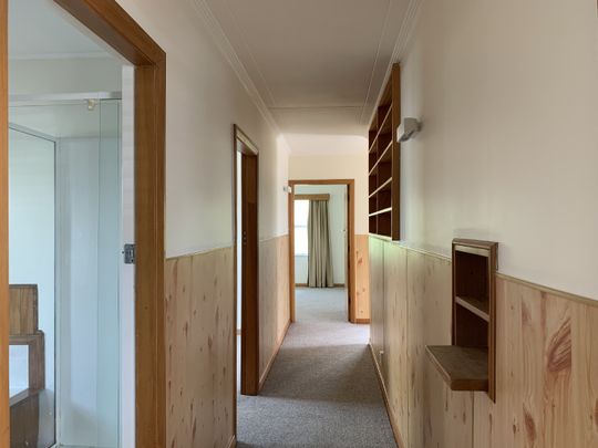 Bright & Sunny Family Home Near Schools, Shops, an... - Photo 1