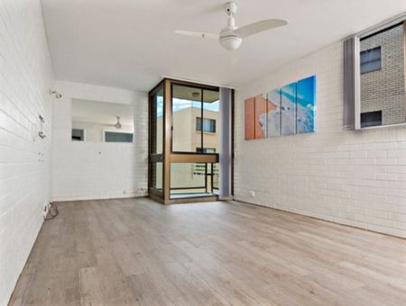 2 Bedroom Air-Conditioned Unit in the Heart of Cotton Tree&excl; - Photo 5