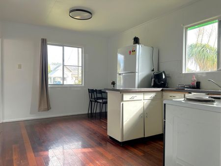 Extra-Large Furnished Room in Convenient Newtown Location - Photo 3