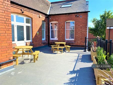 1 bedroom flat to rent - Photo 2