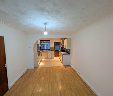 3 Bed Terraced House, Normans Mead, NW10 - Photo 3