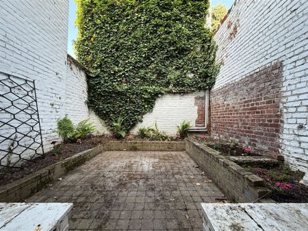 Maison mitoyenne bel-étage avec cour/jardinet - Photo 2