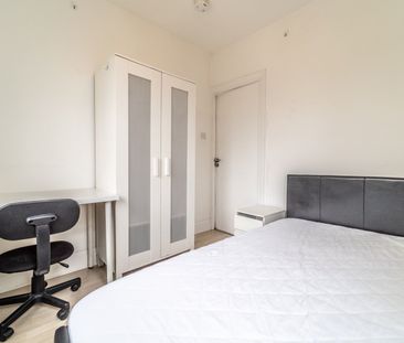 4 Bed Semi-Detached House, Watford Way, NW4 - Photo 4