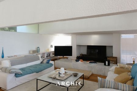 Architecture contemporaine et emblématique de la fin des années 60, cette maison de 200 m2 en position dominante, sur un terrain de 1 710 m2 offre de très belles vues sur le Bassin. - Photo 3