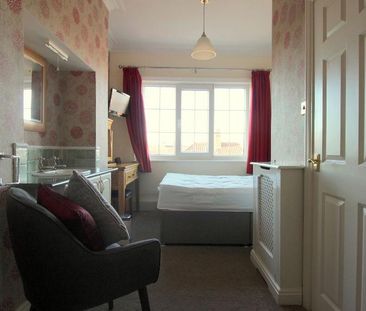 1 bedroom in a house share to rent - Photo 2