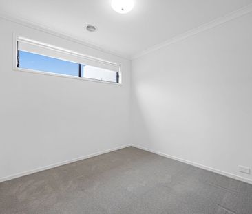 First-Floor Townhouse Living in Harpley Estate - Photo 5