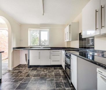 3 bedroom semi-detached house to rent - Photo 5