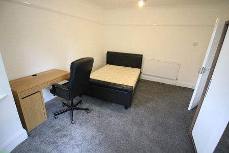 6 bedroom detached house to rent - Photo 3