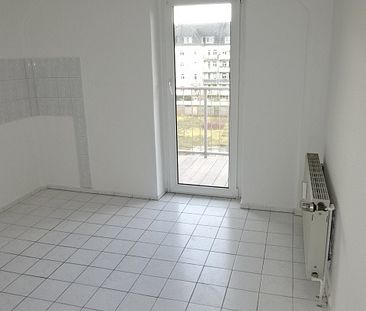 Für die kleine Familie: DG-Wohnung mit Balkon - Einbauküche auf Wunsch - Photo 1