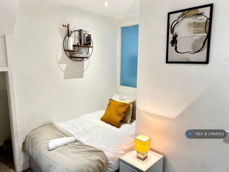 3 bedroom flat to rent - Photo 4