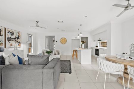 Immaculate Family Home with Ducted Aircon, Solar and Spacious Living ! - Photo 5