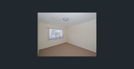 Spacious 2 Bedroom+ large study/3rd Bedroom +1 parking - Photo 4