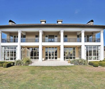 Stunning and Elegant 4 Bedroom Home - Photo 4