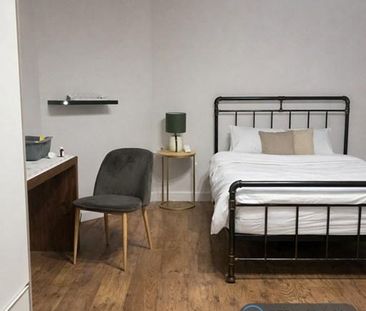 1 bedroom in a flat share to rent - Photo 2