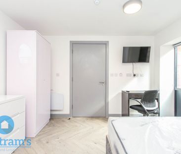 5 bed Apartment for Rent - Photo 4