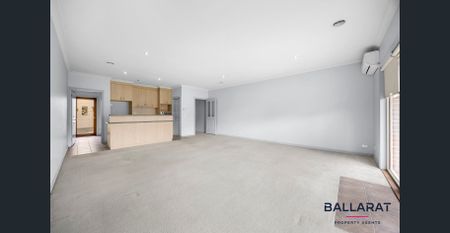 Three Bedroom, Two Bathroom, Double Garage in Central Location - Photo 4