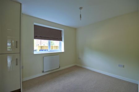 A stylish, high specification apartment with allocated parking a communal gardens, located a short walk from Addenbrooke's Hospital and a 10 minute cycle to the train station. - Photo 2