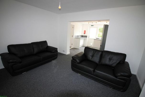 4 bedroom terraced house to rent - Photo 1