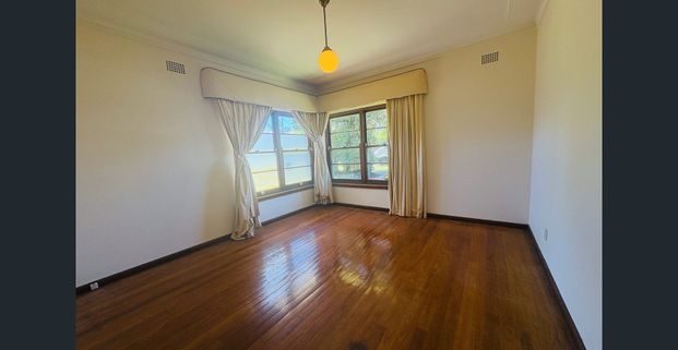 Beautifully Family Home Set In Prime Location, Offering Both Comfort And Convenience - Photo 1