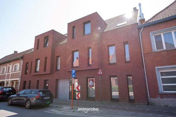 Gelijkvloers appartement met 2 slaapkamers, tuin en terras, carport en tuinberging. - Photo 1