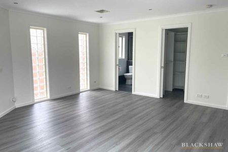 Modern 3 Bedroom Home - Photo 2