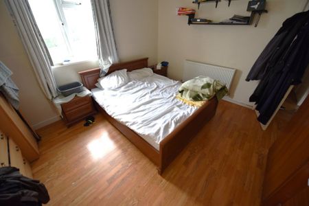 2 bedroom Flat in Whincover Drive, Leeds - Photo 2