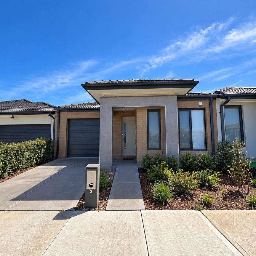 Park at Your Doorstep – Modern 3-Bedroom Home near Manor Lakes Central - Photo 2