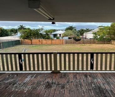 HIGH-SET 4 BEDROOM FAMILY HOME IN WANDAL. - Photo 2