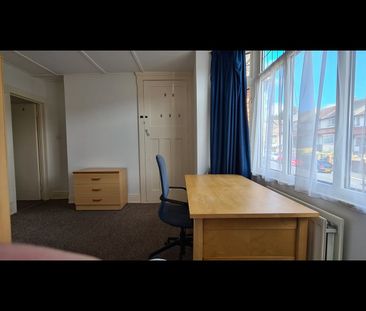 Room in a Shared House, Roedale Road, BN1 - Photo 4