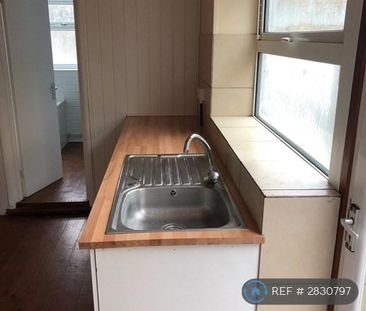 4 bedroom end of terrace house to rent - Photo 5